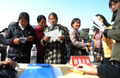 杭州企业在青川灾区举行劳务招聘会